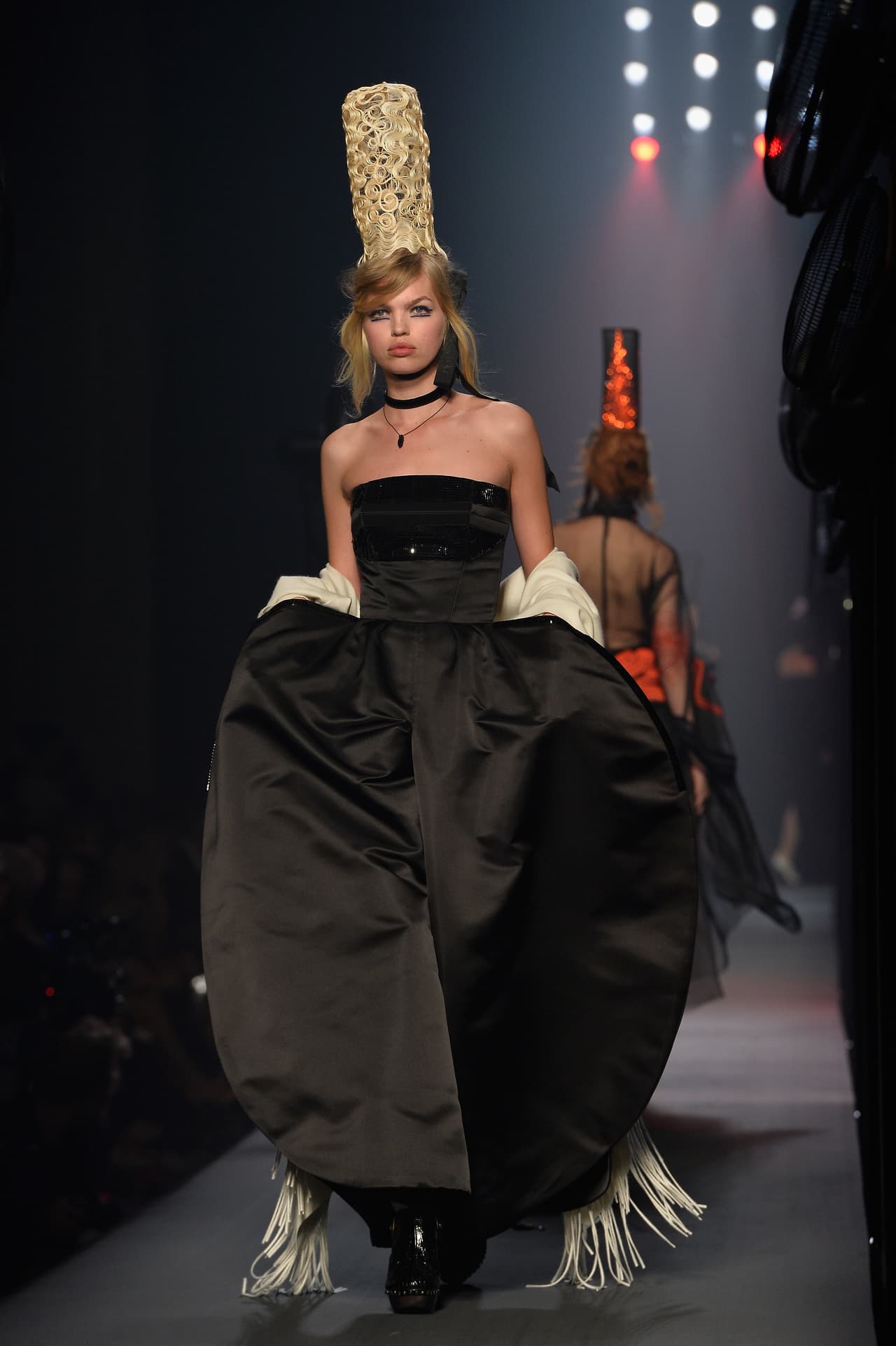 Pedrería fantástica, pieles controversiales y bordados indefinidos también presentaron las piezas.