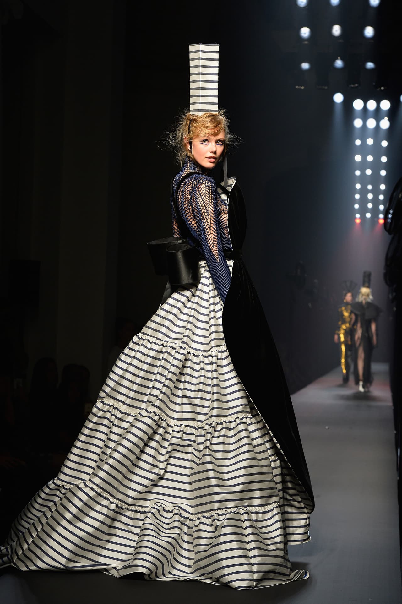 El típico y reconocido estampada de rayas que tanto gusta a Jean Paul una vez más lo pudimos ver.