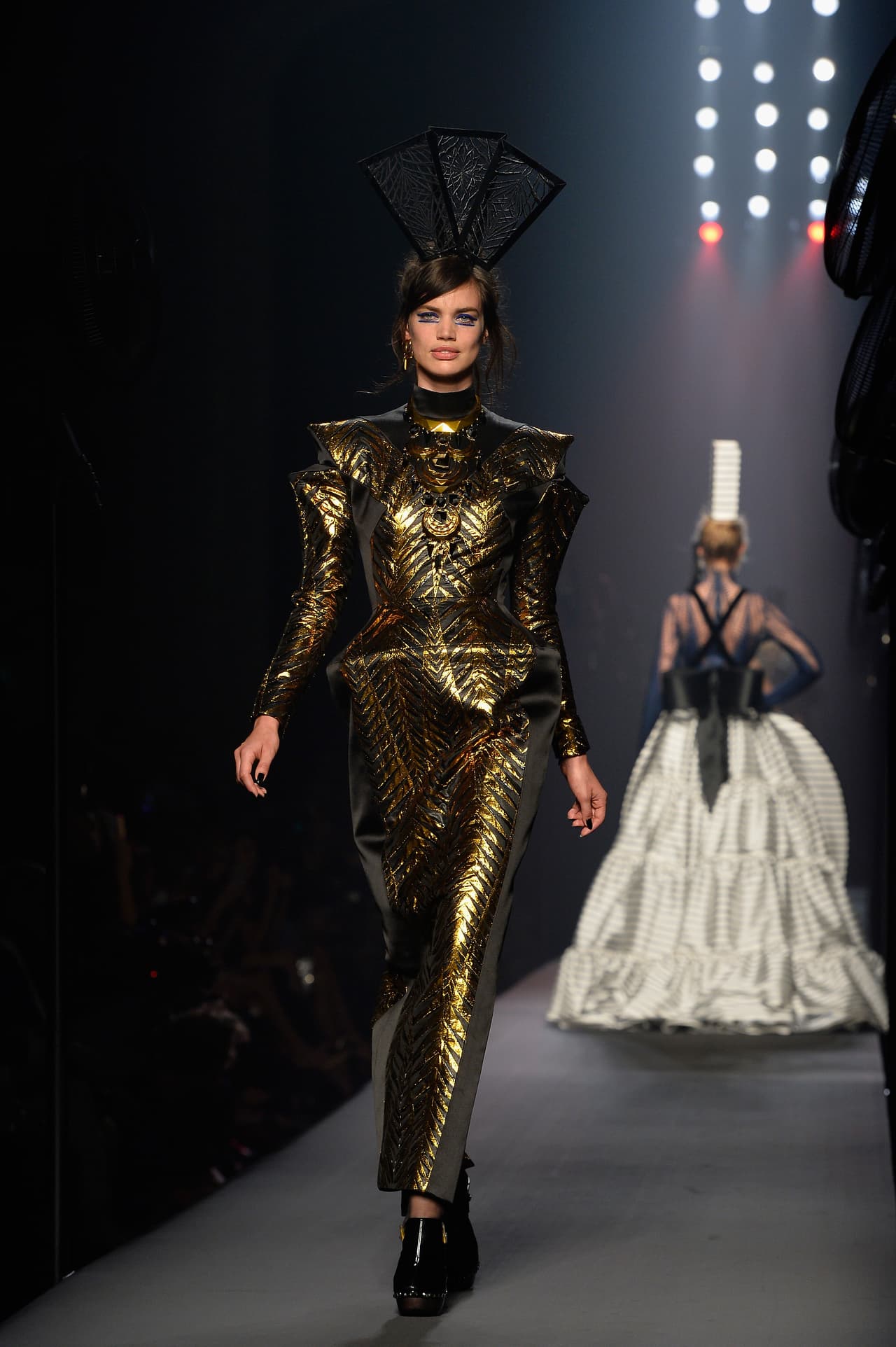 En esta ocasión lo usó en el calzado, las medias y camisetas de las modelos.