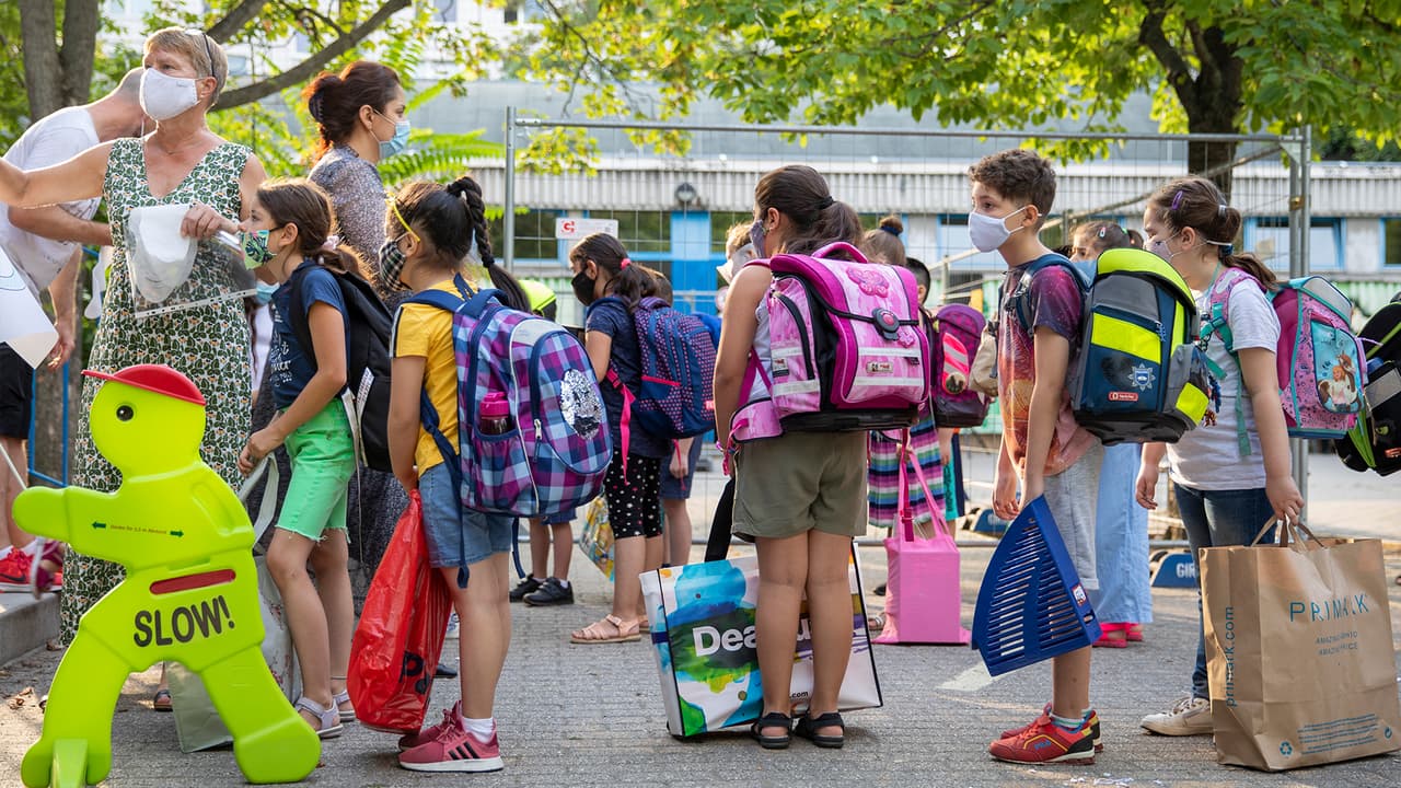 <b>¿Qué hago si mis hijos van a escuelas donde las máscaras no son obligatorias?</b> "No tengo grandes soluciones en este momento aparte de [señalar que] claramente, la 
<a href="https://www.aap.org/en-us/Pages/Default.aspx" target="_blank">AAP</a> es muy fuerte en nuestra opinión sobre el uso de máscaras todo el tiempo en las escuelas donde no todos están vacunados", explicó el médico. Si una escuela no exige máscaras, las familias deben asegurarse de que sus hijos las usen en el interior, recomendó el especialista. 
<br>