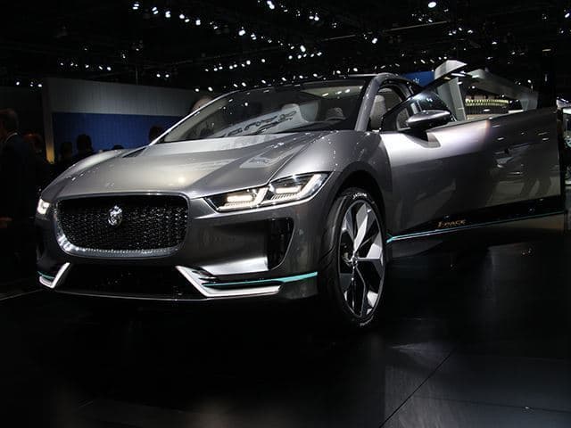 <b>Puesto 3: </b>Otro de los SUV que llamó la atención es el 
<a href="http://www.univision.com/noticias/jaguar/jaguar-i-pace-concept-es-develado-durante-el-la-auto-show-2016-video"><b>I-Pace</b></a>, la nueva camioneta eléctrica de 
<b>Jaguar</b>. Ya habían mostrado su interés en el segmento con el F-Pace, pero ahora, apuntan a sumar clientes en Estados Unidos con este modelo.