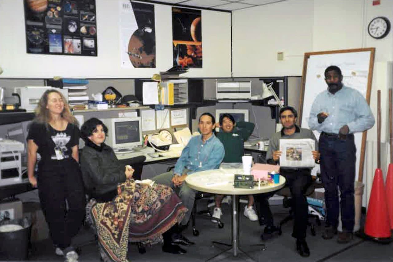 Randy Herrera y sus compañeros en el laboratorio de la NASA en Pasadena, California.