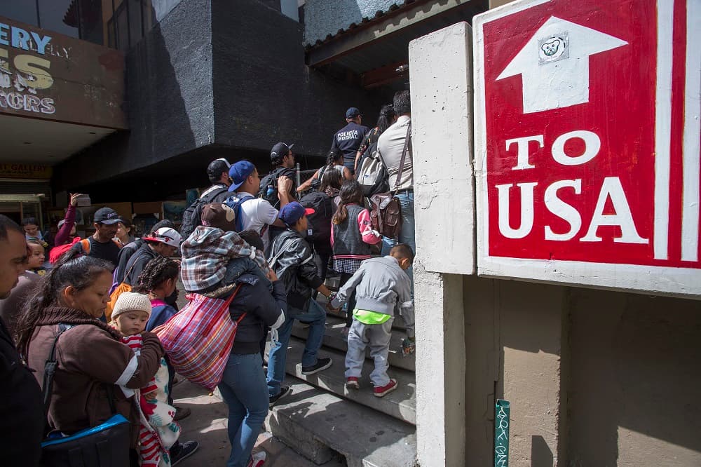 Por segundo día consecutivo, autoridades niegan peticiones de asilo a los migrantes de la caravana por falta de capacidad