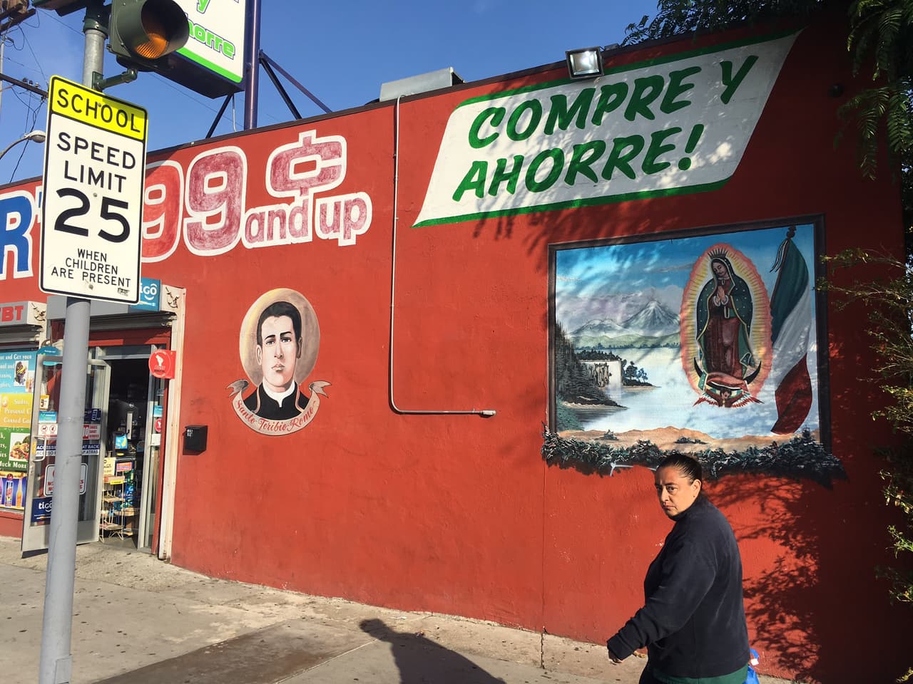 La tienda de Nabor Gutiérrez, en una peligrosa zona de Los Ángeles, ha sido 'protegida' por una imagen de Santo Toribio Romo, patrono de los migrantes, y otra de la Virgen de Guadalupe.