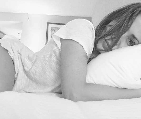 Hasta descansando, Andrea luce hermosa.