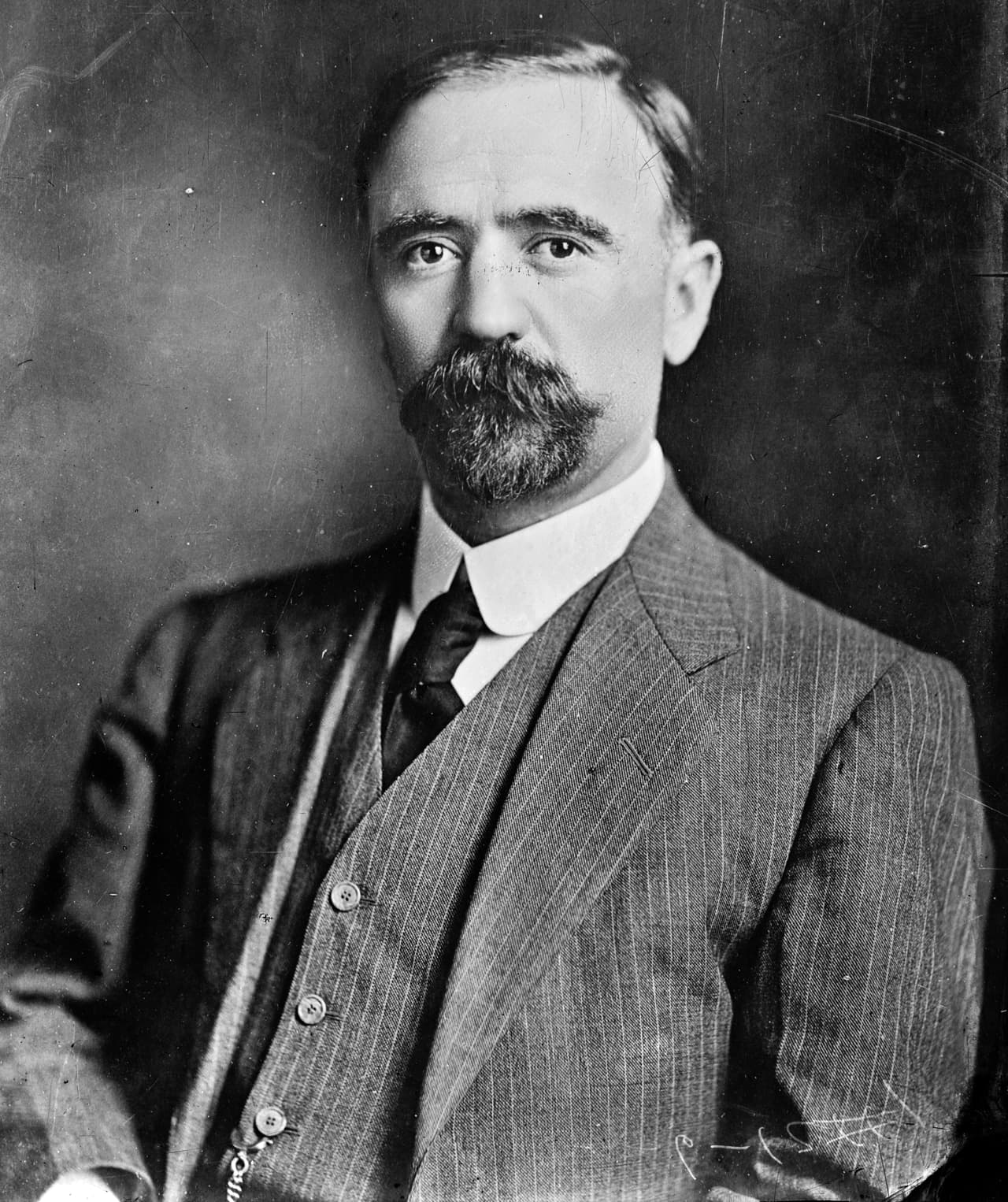 <b>Francisco I. Madero, presidente de México. </b>
<br>
<br>Asumió el cargo en 1911. Luego de un golpe de estado que lo sacó del poder fue torturado y 
<a href="https://www.milenio.com/cultura/como-fue-el-traidor-asesinato-de-madero-y-pino-suarez"><u>despues asesinado, el 22 de febrero de 1913</u></a>. Tenía 40 años de edad.