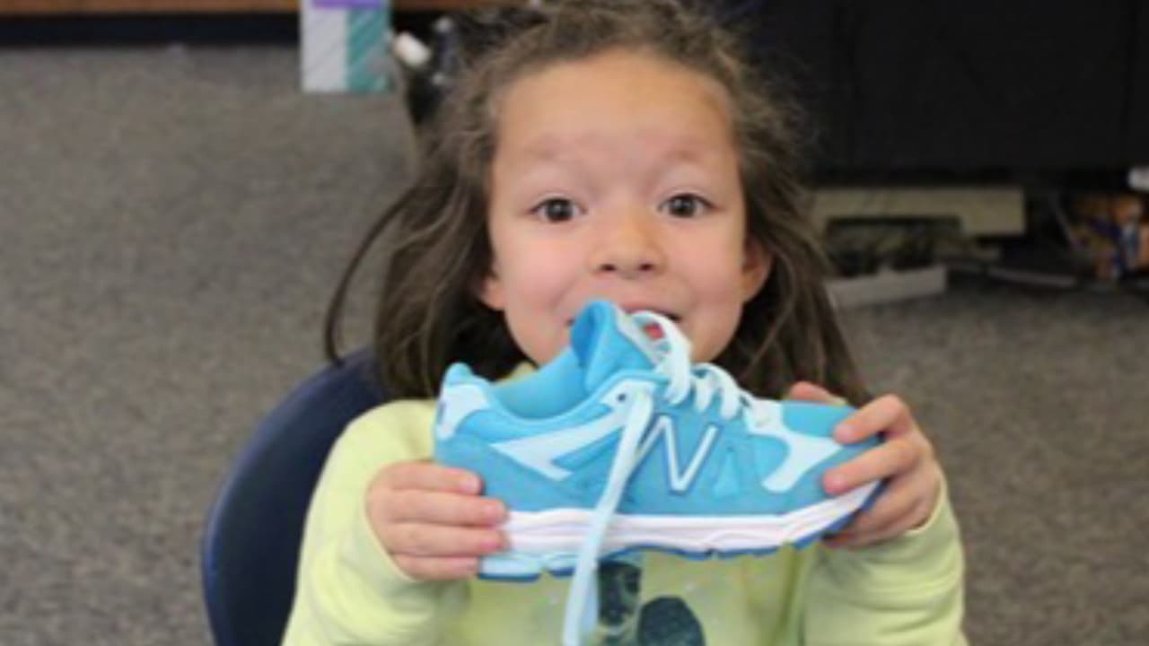 Estudiantes del ISD en Dallas comienzan ciclo escolar con tenis nuevos 