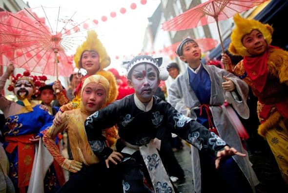 Niños vestidos con ropa tradicional posan en el corazón del barrio chino, previo a las celebraciones de su Año Nuevo.