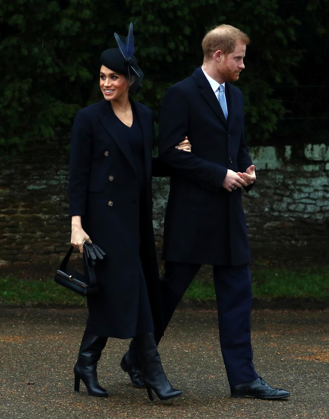 El look que eligió la duquesa de Sussex fue discreto y elegante, un diseño de Victoria Beckham.
