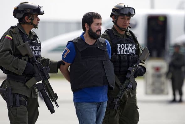 En febrero de 2011 la Policía colombiana, el Servicio de Inmigración y Control de Aduanas de Estados Unidos (ICE) y el Departamento Estadounidense Antidrogas (DEA) anunciaron el inicio de la búsqueda de Cifuentes y sus dos hermanos, presuntos socios del capo mexicano Joaquín "Chapo" Guzmán.