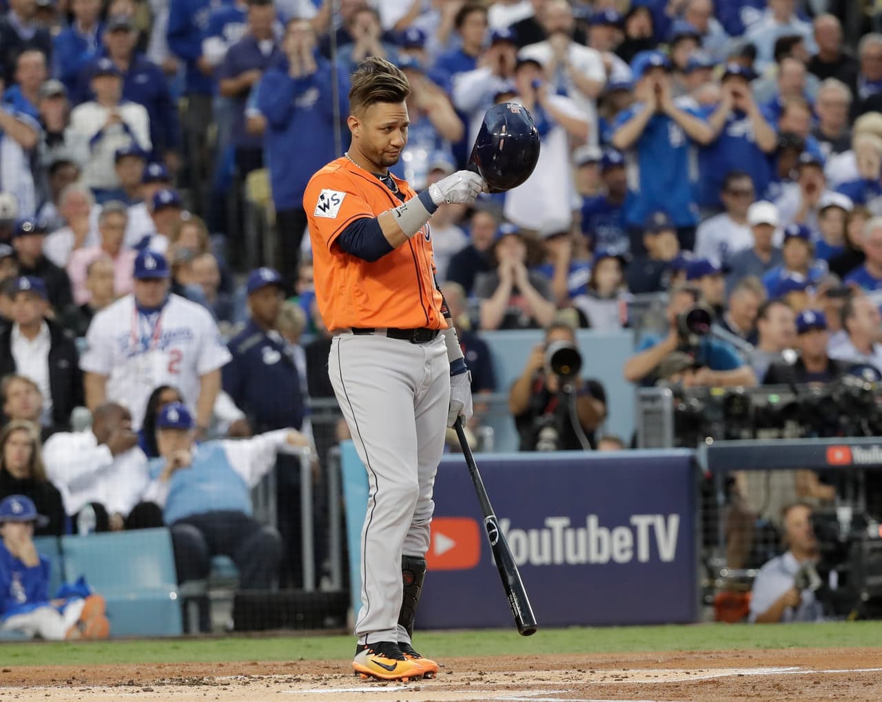 Ante un sonoro abucheo del público en Dodger Stadium, el pelotero cubano de los Astros,
<a href="http://www.univision.com/temas/houston-astros" target="_blank"> </a>Yuli Gurriel, salió a su primer turno al bat y se quitó el casco en señal de respeto ante el lanzador de los Dodgers, Yu Darvish, tras su mal gesto en el Juego 3.