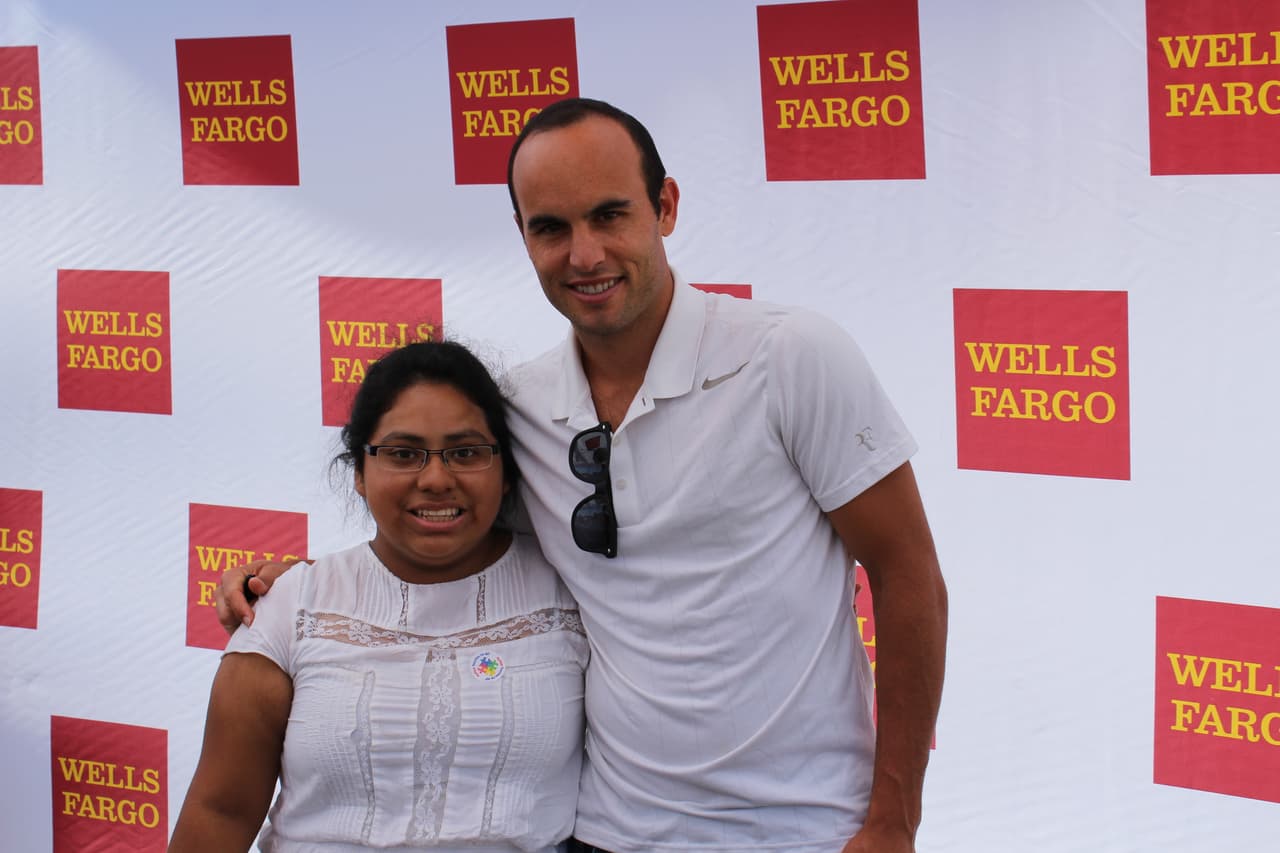El legendario jugador del LA Galaxy y la selección nacional de Estados Unidos participó en la feria y deleitó a los aficionados del balompié con fotos, ‘selfies’ y autógrafos.
