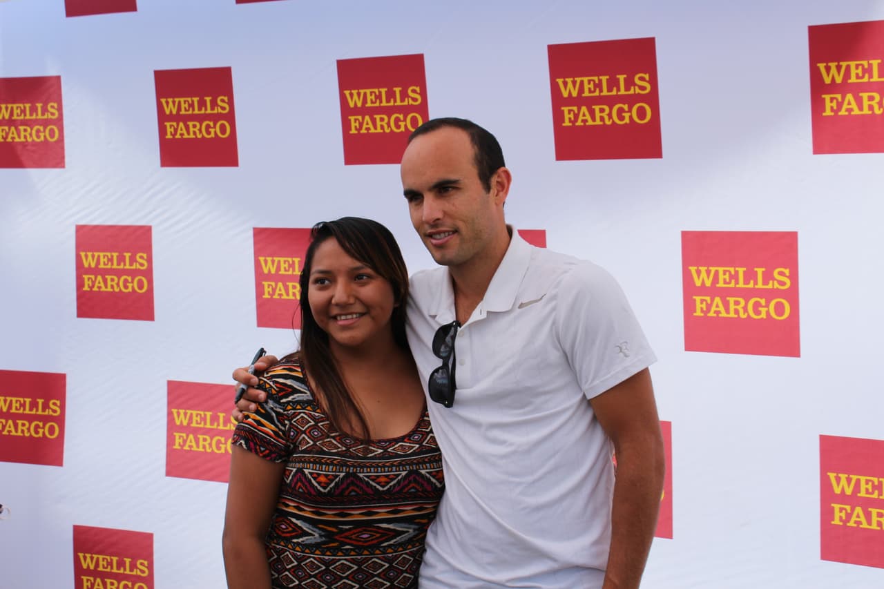 El legendario jugador del LA Galaxy y la selección nacional de Estados Unidos participó en la feria y deleitó a los aficionados del balompié con fotos, ‘selfies’ y autógrafos.