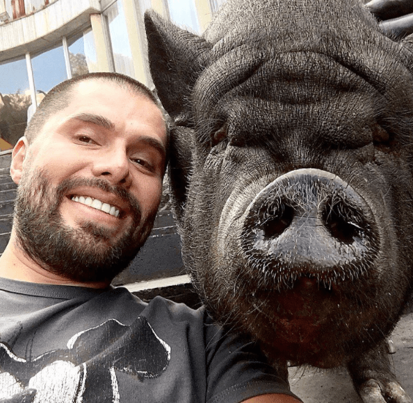 El sonriente dueño de La Chata ha aprovechado la fama de su simpática mascota para hacer conciencia social.