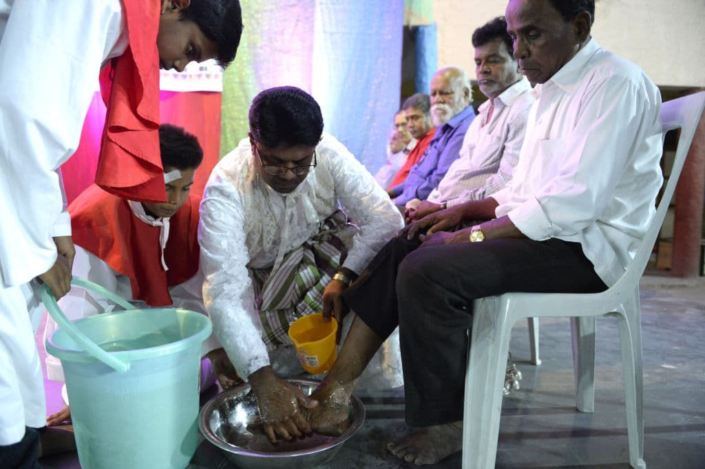 Un sacerdote católico hindú realiza la ceremonia del lavado de los pies a 12 feligreses durante su misa de Jueves Santo en Hyderabad, India.