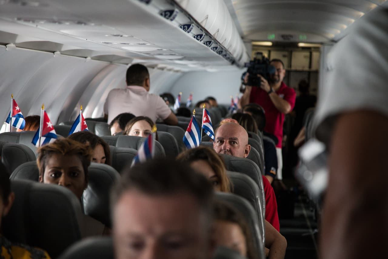 Pequeñas banderas cubanas fueron regaladas por JetBlue a todos los pasajeros del vuelo, quienes las pusieron encima de sus asientos.
<br>