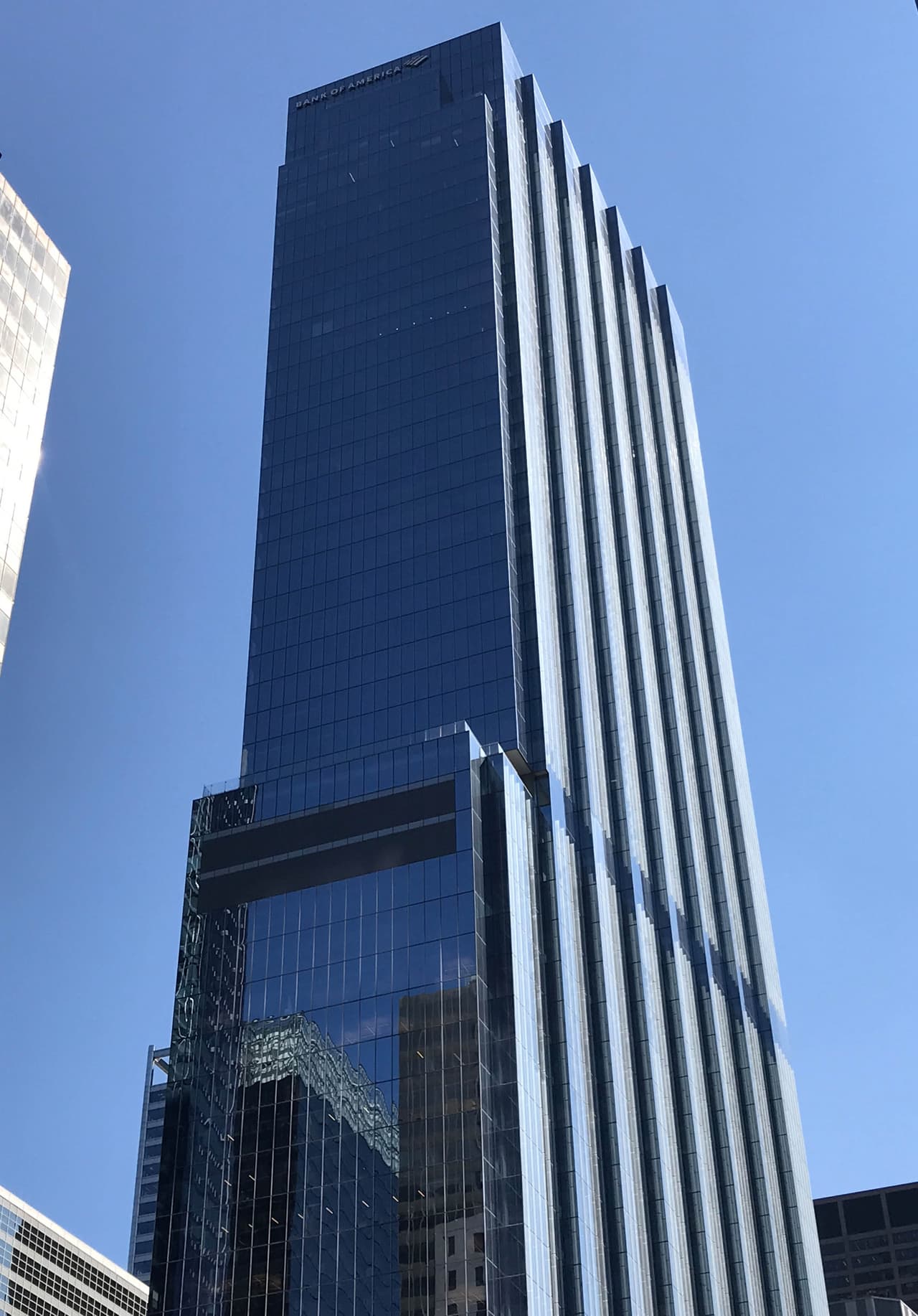 <b>110 North Wacker Drive (Chicago, Illinois)</b>
<br>
<br>Esta estructura de 815 pies (248 metros) es actualmente el edificio comercial más alto de la ciudad. Obtuvo el noveno lugar del premio Emporis. 
<br>