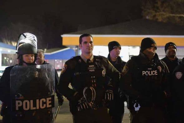 A diferencia del tiroteo con Brown, que estaba desarmado y no fue captado en video, el alcalde de Berkeley, Theodore Hoskins, dijo que las tomas de vigilancia parecen mostrar que Martin apuntó al agente con un arma cuando el oficial de 34 años lo cuestionaba a él y a otro hombre en relación con un robo en una tienda de enseres básicos. Con la información de The Associated Press