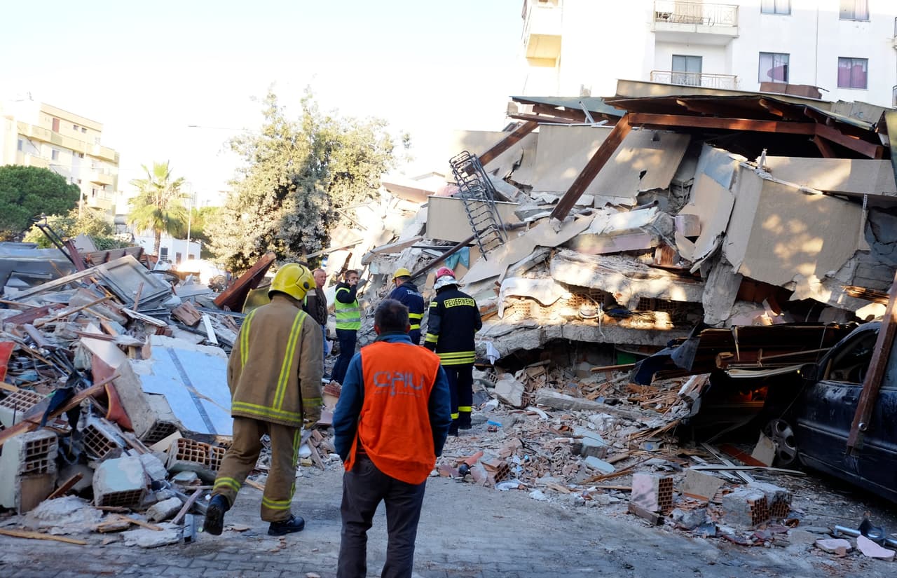Bomberos y personal médico presentes en una de las zonas fuertemente afectada por el terremoto.