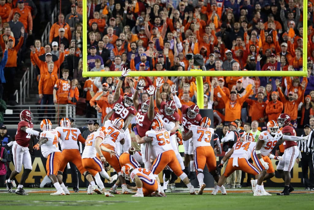 Y 45 segundos antes de llegar al medio tiempo, Greg Huegel pateó un gol de campo de 36 yardas para los Tigers que ampliaba su ventaja a 31-16 tras dos cuartos.