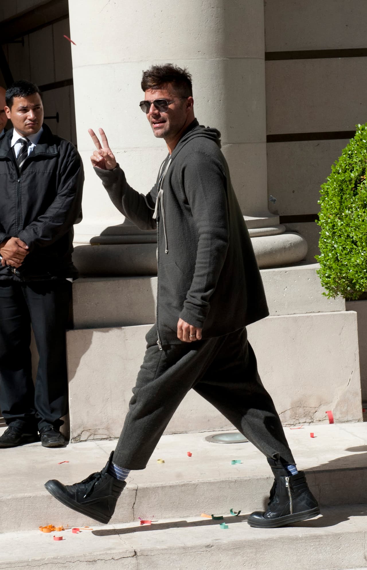 Saludando a las cámaras y posando para ellas.