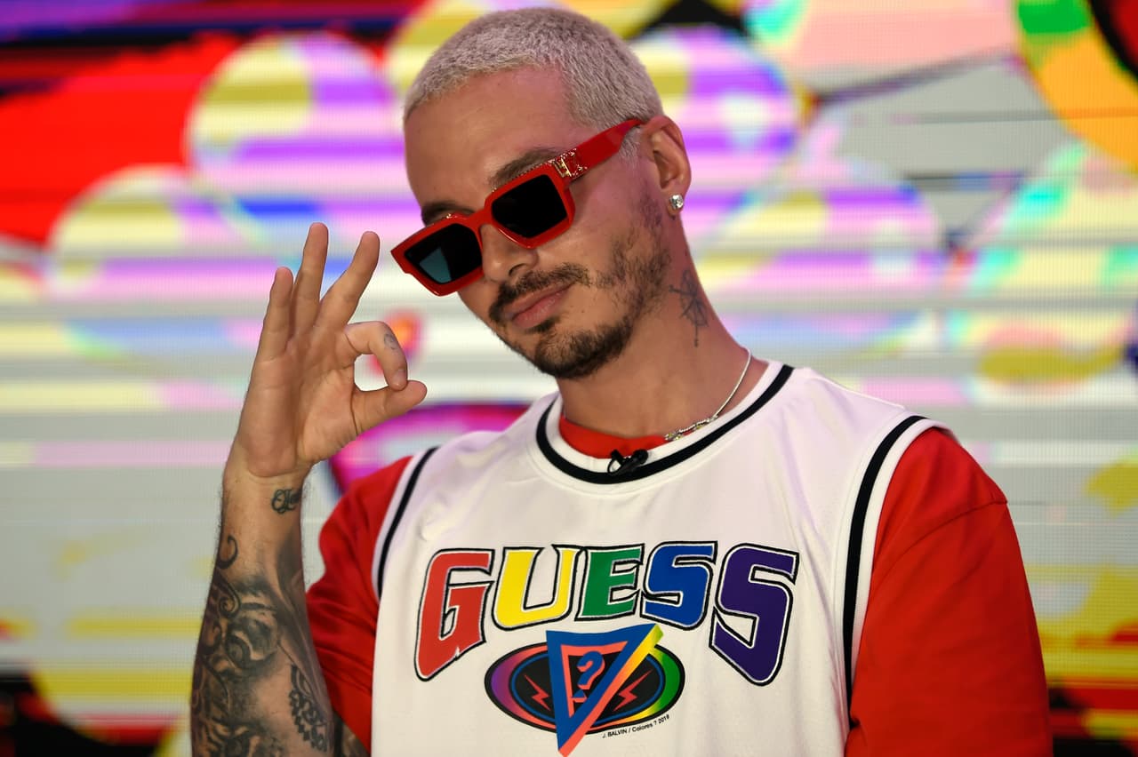 En 2019, J Balvin no se perdió esta ceremonia y ganó en la categoría Obsesionado Con El Cabello. El próximo 13 de agosto no puedes perderte la gala musical en la que él lidera las nominaciones con 12 candidaturas, seguido por Karol G (9) y Bad Bunny (8).