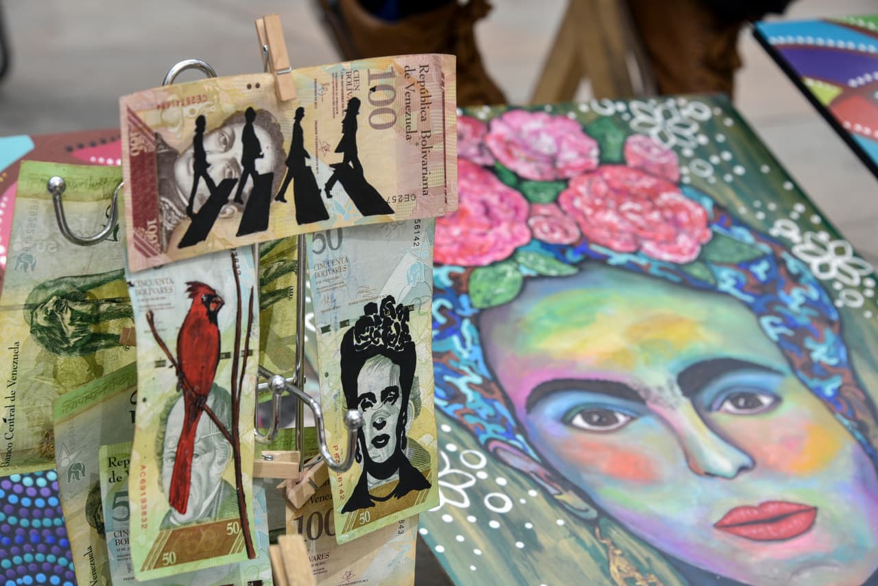 <b>Billetes de Bolívares devaluados o fuera de circulación son pintados con la cara de Frida Kahlo</b> -entre otros personajes- por el venezolano Kristian Vásquez, quien los puso a la venta por 5,000 pesos colombianos (unos 1,3 dólares) en la zona turística de La Candelaria en Bogotá, adonde llegó tras huir de la fuerte crisis instalada en su país.
<br>