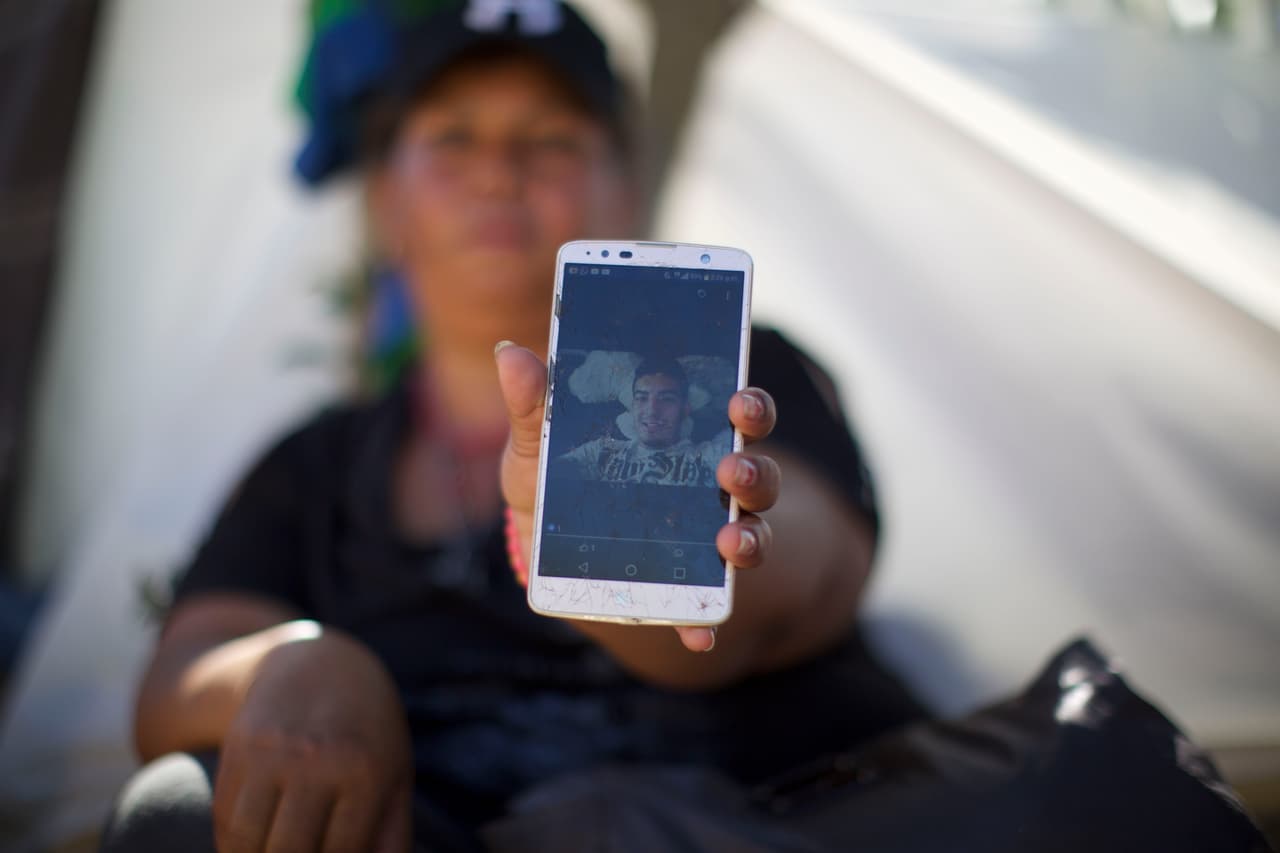 Heidy Casco, 44, vive en el campamento con sus hijos más pequeños. En la foto muestra un retrato de su hijo fallecido. “Yo estoy aquí porque acribillaron a mis dos hijos. Yo pensé que ellos me iban a enterrar a mí. Nunca pensé que yo iba a enterrarlos”, lamenta.