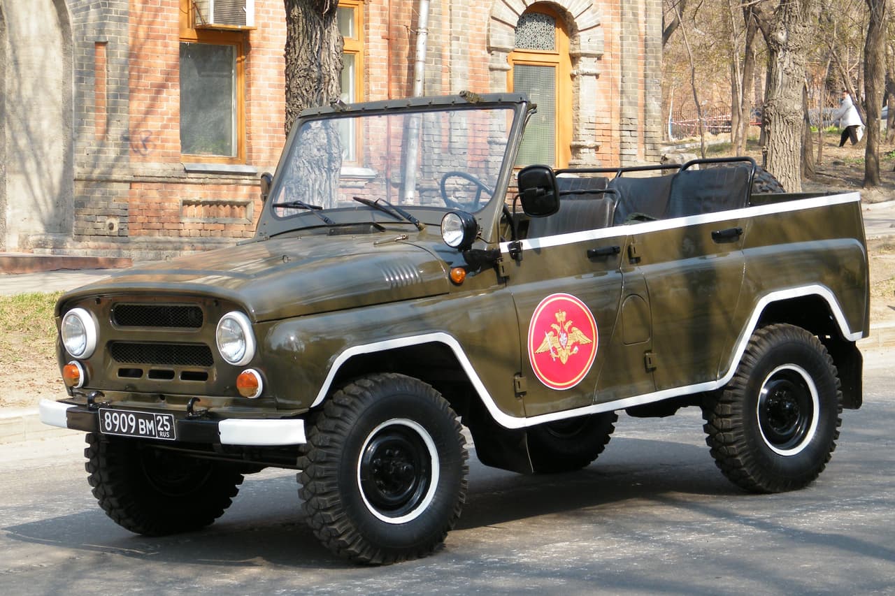 Vehículo todoterreno militar UAZ 3151 utilizado para desfiles militares en Rusia, similar al que se averió en la procesión fúnebre de Fidel Castro en Cuba.