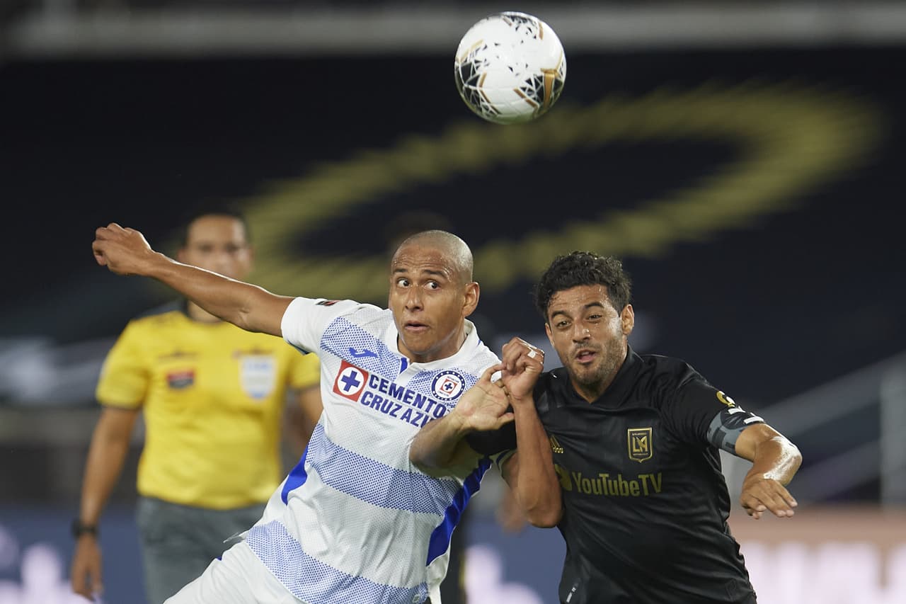 Carlos Vela y Kwadwo Opoku consiguen imponerse al Cruz Azul 2-1 en partido único y avanzan a las semifinales del torneo.