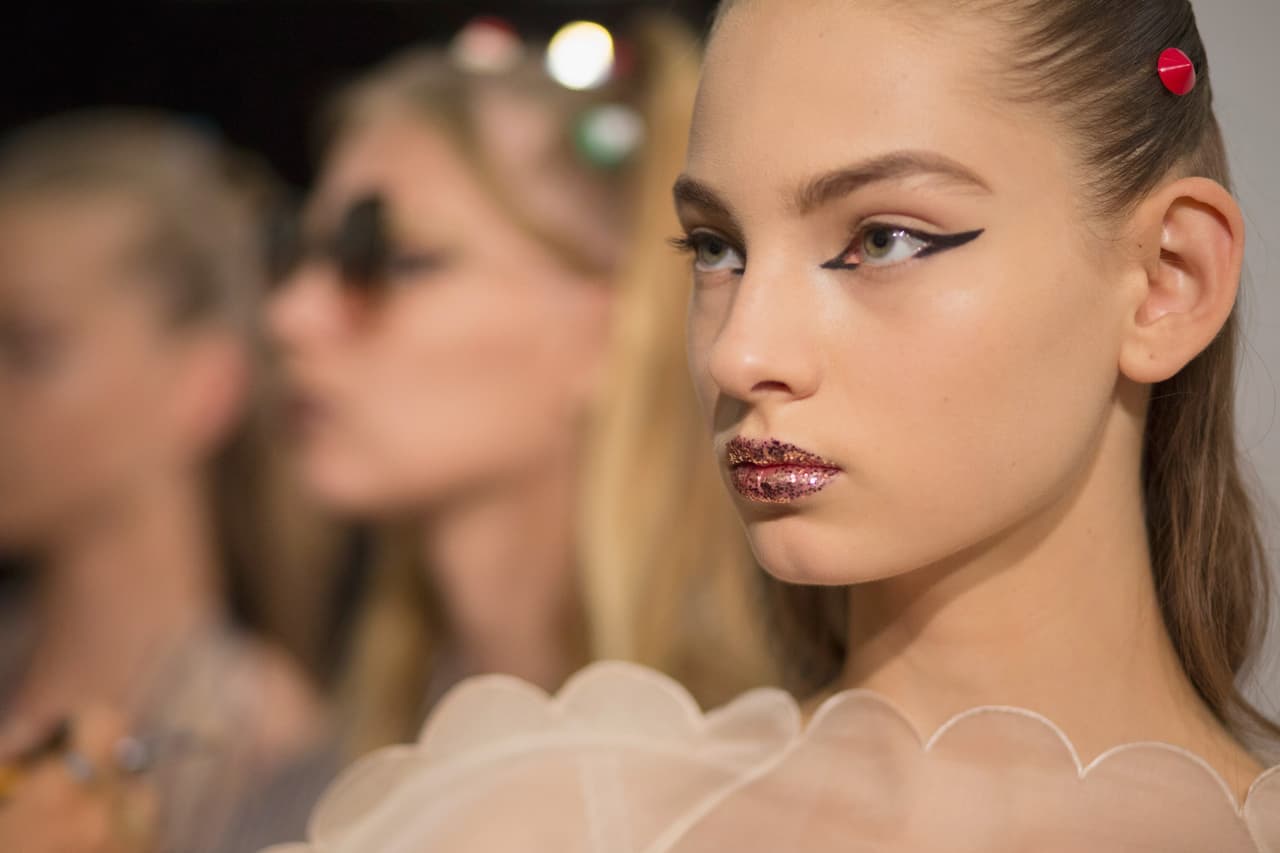 El maquillaje del desfile de Fendi fue creado por el famoso maquillista 
<a href="https://www.instagram.com/peterphilipsmakeup/">Peter Philips</a>. “Karl, me dijo que quería naturalidad, pero al mismo tiempo una sensación dulce”, afirma el experto. Según el sitio de 
<a href="http://www.vogue.com/13481620/fendi-spring-2017-beauty-hair-makeup-runway-wreck-it-ralph/">Vogue</a> el personaje animado de Disney 
<a href="http://es.disney.wikia.com/wiki/Vanellope_von_Schweetz">Vanellope von Schweetz</a> (la princesa caramelo de la historia de Wreck-It Ralph fue la musa de Lagerfeld.
<br>