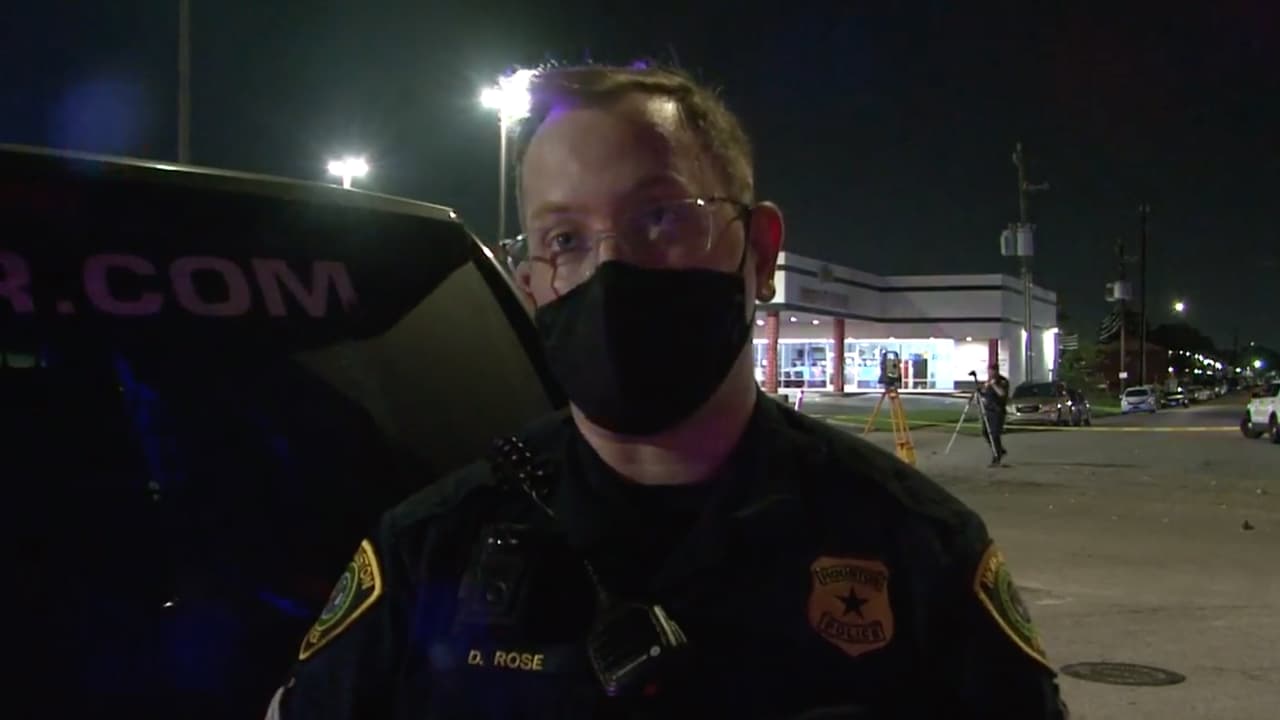 El sargento David Rose, del Departamento de Policía de Houston (HPD) describió al hombre como hispano, de 17 años y vecino del área.