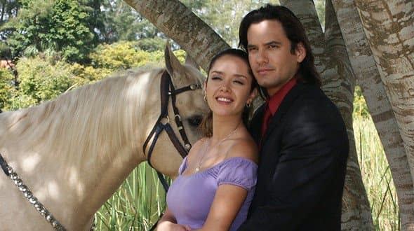 'Gata salvaje' es una telenovela de 2002 que fue protagonizada por Marlene Favela y Mario Cimarro. Esta historia es la fusión de la trama de dos radionovelas de la escritora cubana Inés Rodena: 'La gata' (1966) y 'La galleguita'.