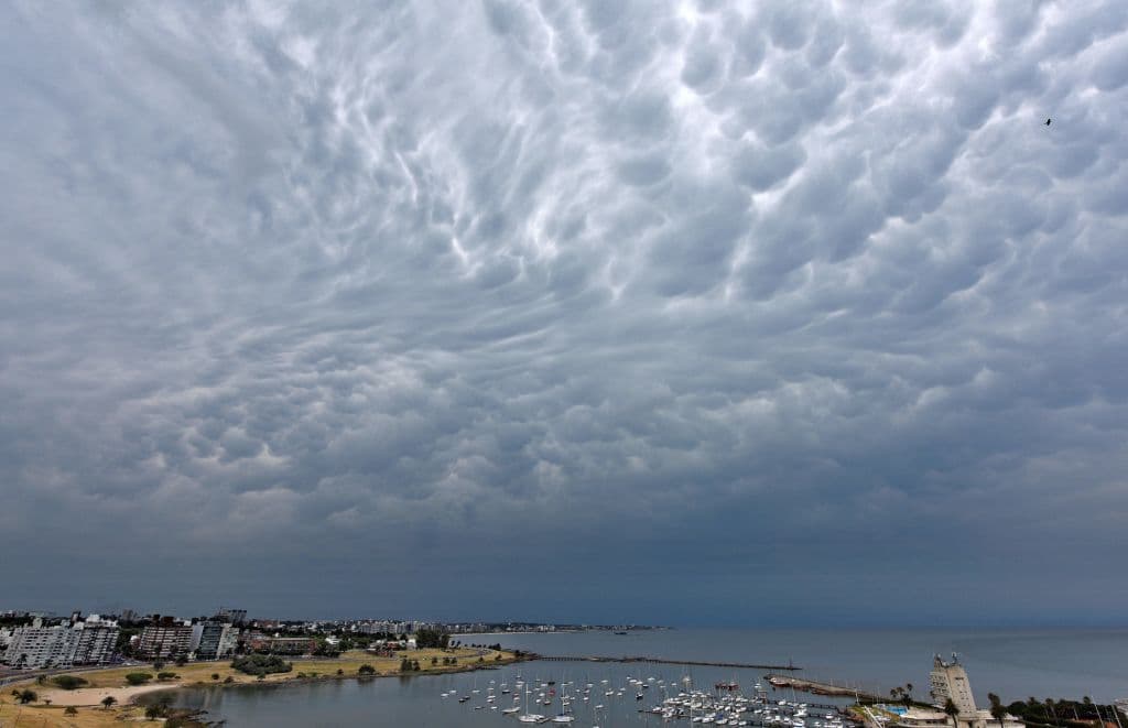 Ya en otro nivel, con mejor calidad de aire pero todavía no la óptima según la OMS, aparece 
<b>Uruguay</b>. Puesto 71 y código "amarillo".