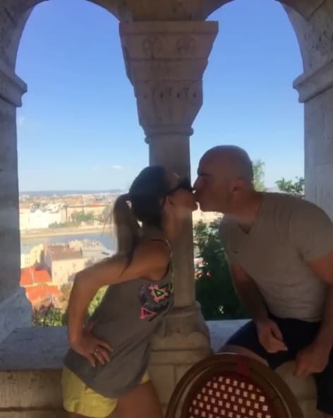 <b><a href="https://www.instagram.com/p/B3kFGAwg23E/" target="_blank">Oliveros denunció en Instagram</a></b> que el viernes estaban en su carro cuando dos asaltantes les pidieron entregarles lo que tenían: "Mi esposa y yo fuimos víctimas de un asalto; donde 
<b>con lujo de violencia</b> nos abordaron en el coche".