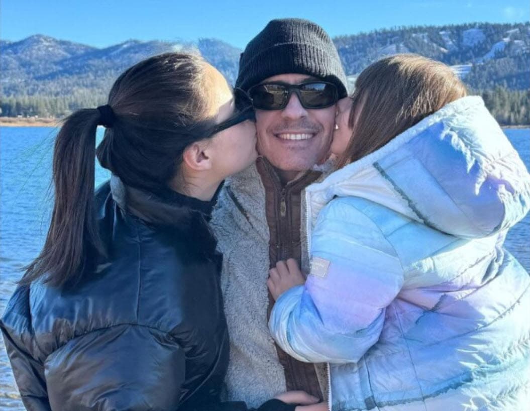 Mauricio Ochmann y sus hijas Lorenza y Kailani.