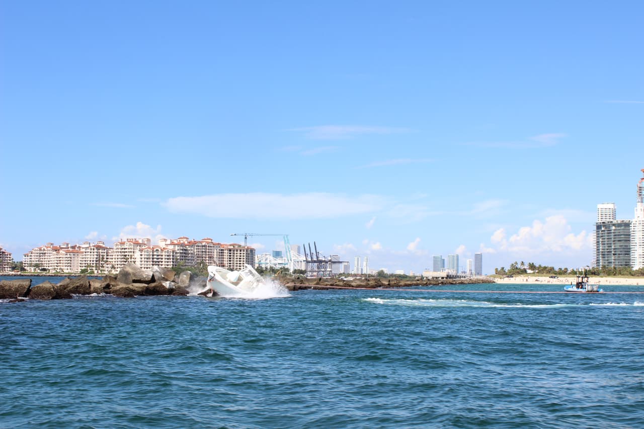 Momento en el que las autoridades remolcaron del lugar del accidente. Las conclusiones se conocen un día después de que un juez del condado de Miami-Dade otorgó una petición para que la herencia de Fernández, valorada entre 2 y 3 millones de dólares, sea administrada de manera conjunta por la madre del lanzador y su novia, quien recientemente dio a luz a una niña.