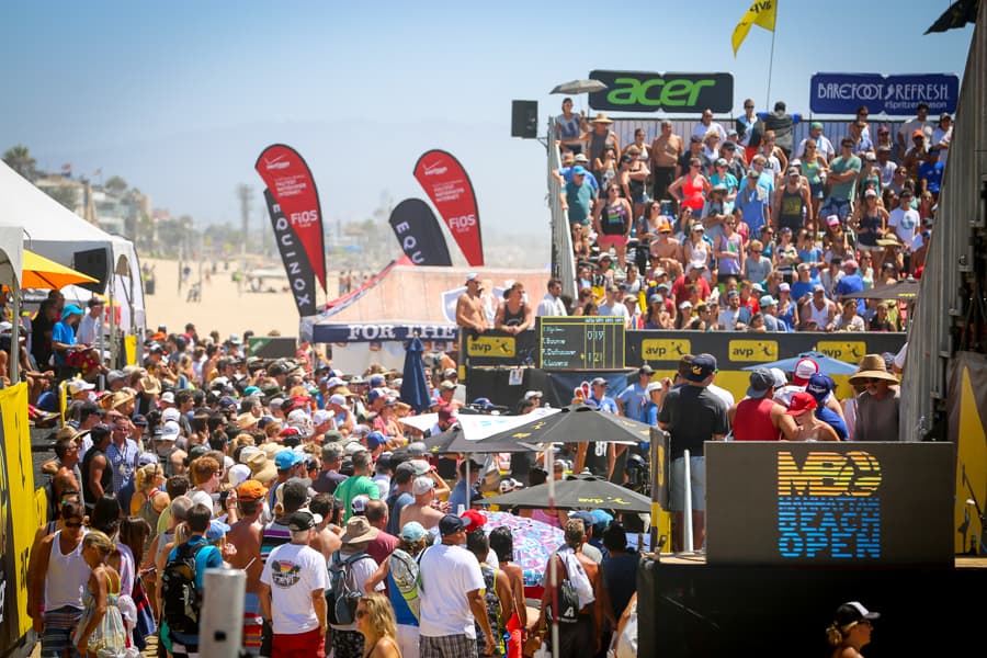 Llegó el 56° abierto de voleibol de playa a Manhattan Beach ofreciendo cuatro días de mucho deporte, actividades familiares, noche de cine, juegos interactivos y por primera vez un experiencia VIP Skybox para los fanáticos de este deporte.