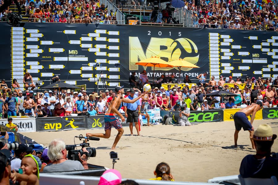 Llegó el 56° abierto de voleibol de playa a Manhattan Beach ofreciendo cuatro días de mucho deporte, actividades familiares, noche de cine, juegos interactivos y por primera vez un experiencia VIP Skybox para los fanáticos de este deporte.