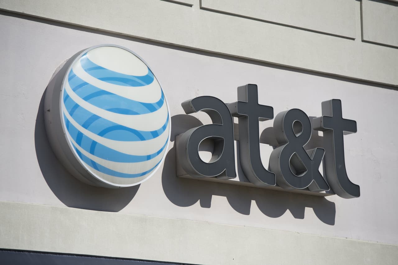 La más reciente empresa en anunciar cierres de tiendas y despidos en medio de la pandemia fue AT&T, que planifica recortar unos 3,400 puestos de trabajo –técnicos y clericales– en las próximas semanas.