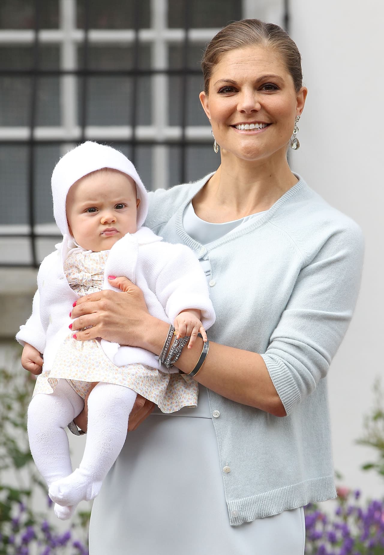 Es la primera nieta de los reyes Carlos Gustavo y Silvia de Suecia.