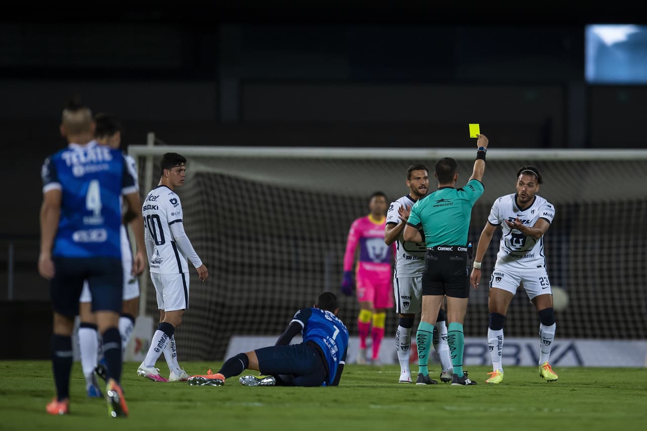 La desesperación de Pumas hace que el árbitro empieze a sacar más tarjetas.