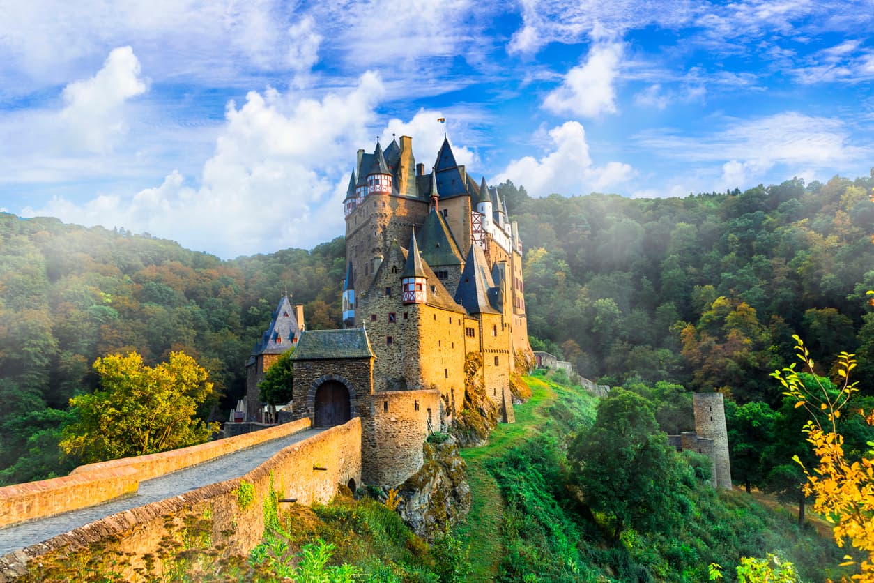 <b>Castillo Eltz, Alemania.</b> Es un castillo medieval ubicado en las colinas sobre el río Mosela es uno de los pocos castillos del Rin en Renania-Palatinado que nunca han sido destruidos por las guerras. Es considerado el castillo de caballeros alemán más famoso, aún conserva muebles originales y además 
<a href="https://burg-eltz.de/en/eltz-castle-the-attractions/850-years-history.html" target="_blank">pertenece a la misma familia Eltz desde el siglo XII</a>. Se eleva sobre una gran roca en un valle, rodeado del bosque de Eltz, una reserva natural que se tiñe completamente de blanco con las nevadas de invierno. 
<br>
<br> 
<br>