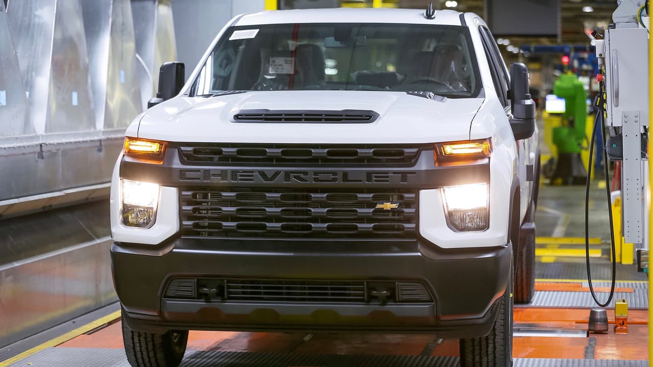 La Chevrolet Silverado HD 2020 será 
<b>construida en la planta de camiones de General Motors en la ciudad de Flint en el estado de Michigan</b>. Se trata de una fábrica histórica inaugurada en 1947, y que cuenta con la distinción de ser el lugar donde fueron construidas a mano en 1953 las primeras 300 unidades del Chevrolet Corvette jamás fabricadas, antes de mudar la producción a la ciudad de St. Louis donde el modelo fue construido hasta 1981.