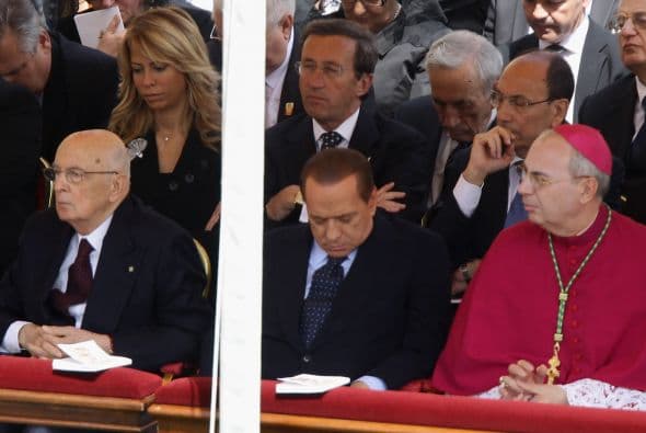 Berlusconi se convirtió en el protagonista de la beatificación de Juan Pablo II, al quedarse dormido durnate la ceremonia.