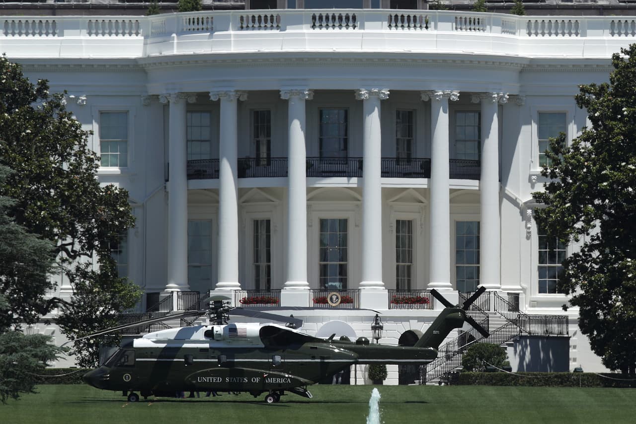 La aeronave aterrizó en el jardín Sur de la Casa Blanca el viernes por la mañana, y luego sobrevoló los monumentos a Washington y Jefferson en la capital. Deberá tener 
<b>un número determinado de horas vuelo y pruebas para poder ser asignado</b> a la flota presidencial.