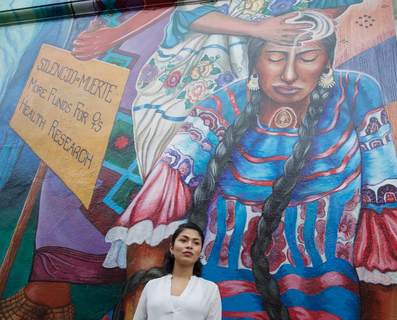 Reyna Maldonado cursa un pregrado en estudios étnicos y acude con frecuencia la terapia somática para superar sus traumas de migración.