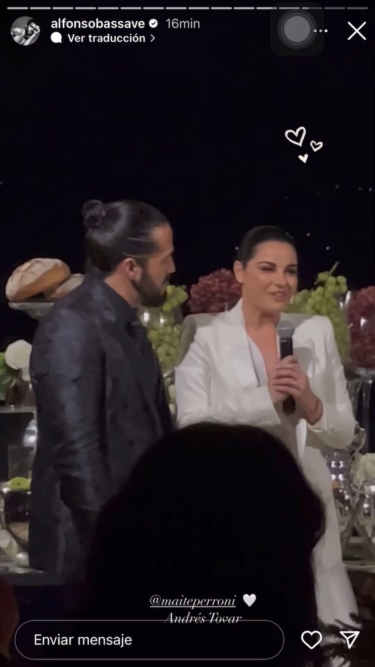 "Muchas gracias, es un día para nosotros muy importante, muy especial lleno de emociones y de muchas experiencias", dijo la flamante novia ante sus invitados, según un video que colgó uno de los asistentes a las redes sociales.
<br>