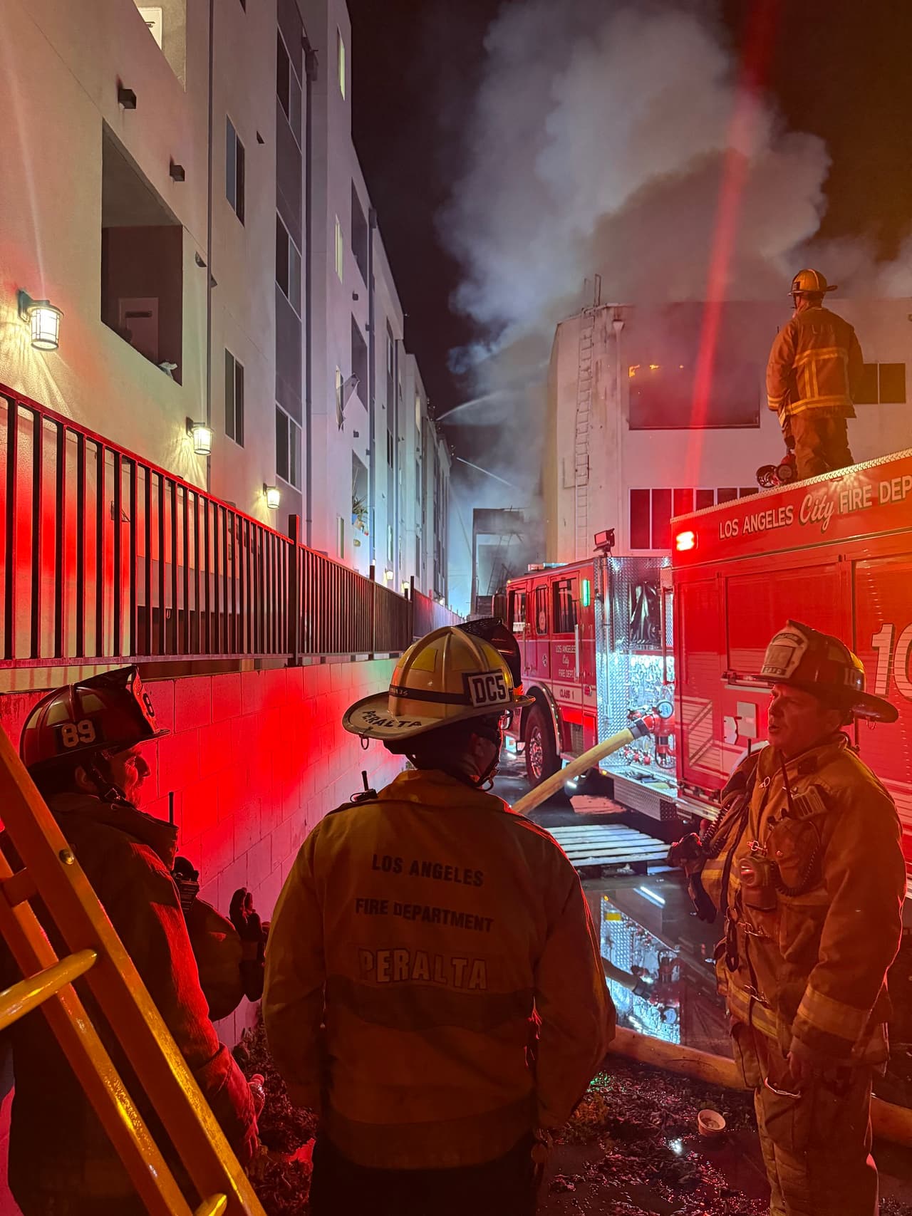 La investigación sobre el origen del incendio, a cargo del LAFD, continúa en curso.