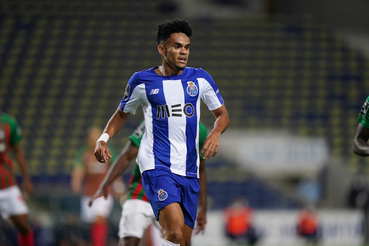 Luis Días se muestra para que su compañero Moussa Marega tenga con quien descargar el balón para darle todo el cambio de juego.